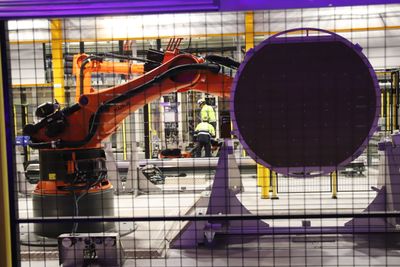 Kjerneproduktet i en elektrolysør - katode og anode er plassert på hver sin side av disken. Belegg og kjemisk sammensetning av elektrolytten er hemmeligheter Nel holder tett til brystet.