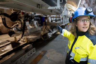 Byggeleder Guro Isachsen i monteringshallen. Bak selve tunnelboremaskinen følger 23 vogner som inneholder hydraulikk, kraftforsyning og alle tekniske støttefunksjoner. I tillegg er det også kontorvogner for henne selv og prosjektledelsen.