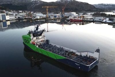 Første Armada-skip på vei til kai ved Vard Søviknes.