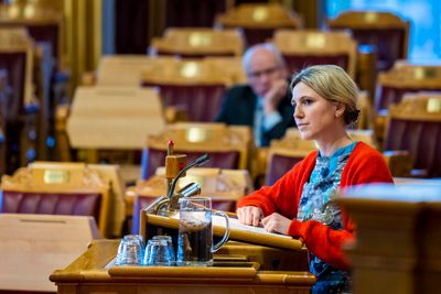 Stortingsrepresentant Sofie Marhaug (Rødt) er sterkt kritisk til regjeringens avgjørelse.