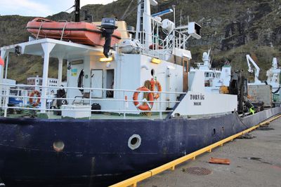 Torsvåg losser asfalt i Fosnavåg 2021. Miljøkrav til transport kan bety at det vil lønne seg å fornye flåten.