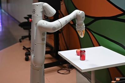 Roboten kan selv generere kode som gjør det mulig for den å utføre mer komplekse oppgaver. 