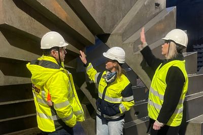 Johannes Tofte (f.v.), Nina Solvang og prosjektleder Karianne Ormseth fra MIL foren en betongstruktur som snart kan støpes uten forskaling og med mer komplekse former.
