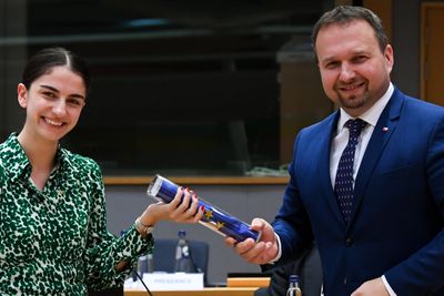 Den svenske miljø- og klimaministeren Romina Pourmokhtari (27) overtok ved nyttår stafettpinnen fra Tsjekkias visestatsminister Marian Jurecka. 