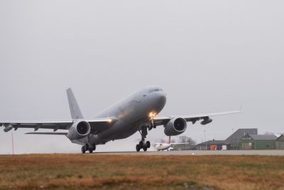 332 skvadron dro med soldater, utstyr og drivstoff i et A330 MRTT fra Ørland til Keflavik mandag ettermiddag.