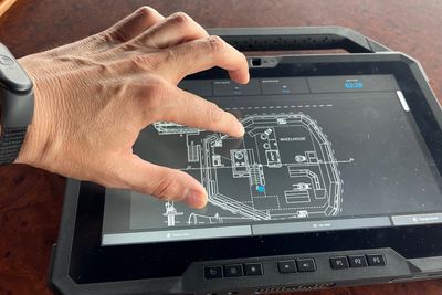 Dimeq har utviklet et sikkerhetssystem for skip. Det består av noder for kommunikasjon, programvare på PC og elektroniske armbånd.