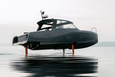 Fly eller båt: Candela C-8 kan fly over vannet mye lenger med det nye batteriet fra Polestar 2.