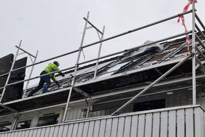 Det stilles krav til både utdanning og erfaring hos elektrikere og taktekkere som skal installere solceller.