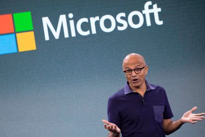 Vanskelig, men nødvendig, sier Microsoft-sjef Satya Nadella om kuttene. Her fra en konferanse i 2019.