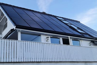 Solceller fra Ja Solar ligger på mange norsk hustak. Distributøren mener beskyldningene om brudd på mennskerettigheter er uberettiget. 