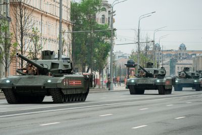 T-14 Armata på generalprøve før en militærparade i 2018. Britisk etterretning betviler sterkt at de nye stridsvognene kommer til å settes ut i Ukraina.