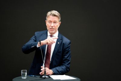 Olje- og energiminister Terje Aasland sier han kun vil forholde seg til den søknaden om elektrifisering av LNG-anlegget på Melkøya som Equinor har sendt inn. Han vil ikke ta stilling til mulig CO2-fangst- og lagring som alternativ løsning. 