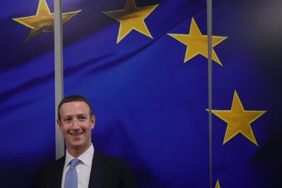 Mark Zuckerberg og Meta får rekordbot av det irske datatilsynet. Avgjørelsen vil også sette en midlertidig stopper for dataoverføring mellom EU og USA, det kan bety slutten for en rekke av tjenestene til selskapet.