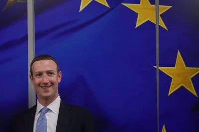 Mark Zuckerberg har blitt hardt straffet for brudd på GDPR i Europa, men vedtaket om Whatsapp svir ikke like mye. Her fra et besøk i Brussel i 2020.