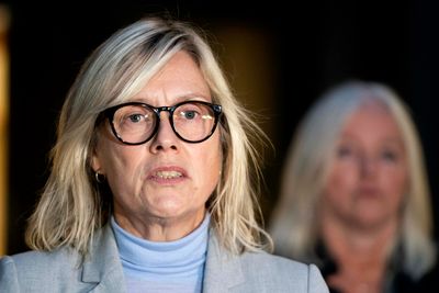 Leder i Norsk Lektorlag, Helle Christin Nyhuus, mener kunnskapsminister Tonje Brenna (Ap) må komme med tydeligere føringer for hvordan skolene skal forholde seg til kunstig intelligens.