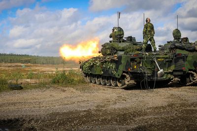 Stridsfordon 90 på øvelse nord for Kallix i august 2022. Sverige varslet torsdag at de donerer 50 slike CV90 stormpanservogner.