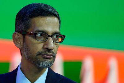 Alphabet-sjef Sundar Pichai hadde tunge nyheter å dele med mange ansatte fredag denne uken. Bildet er fra et Google-arrangement i India i desember 2022.