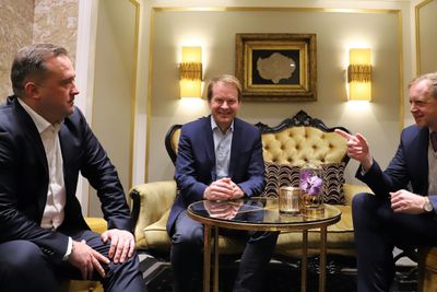 Jens Berge (t.v.) og Bjørn Kj. Haugland (t.h.) inviterte adm.dir. Bo Cerup-Simonsen fra Mærsk Mc-Kinney Møller Zero Carbon Shipping til å innlede på en rundebordskonferanse med norsk næringsliv.  Målet er å lære av måten det danske senteret jobber og se om det kan overføres til flere bransjer i Norge.
