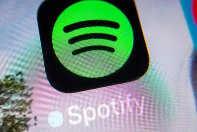 Musikkstrømmetjenesten Spotify varsler masseoppsigelser.