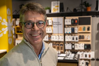 Hans-Jørgen Siljan er sjef for kategori og logistikk i Ice. Bortsett fra én Oneplus-mobil, er det bare Apple og Samsung på deres ti på topp i 2022.