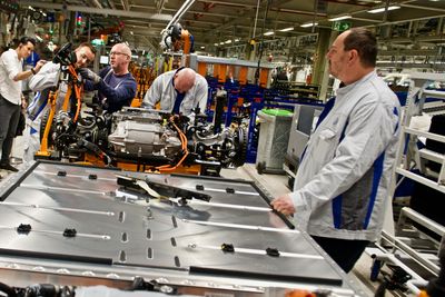 Fra produksjonen i Volkswagens fabrikk i Zwickau, bildet er tatt for non år siden. Cellene i batteriet kan komme til å bli levert fra utenfor Europa dersom EU ikke kommer på banen, frykter miljøorganisasjon. 