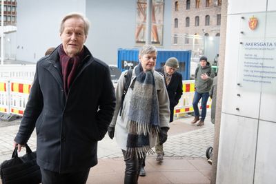 Styreleder Cato Hellesjø og resten av Bane Nor-styret på vei inn til Samferdselsdepartementet klokka 14 i dag.