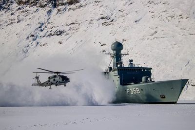 Eskadrille 723 helikoptergruppe med MH-60R opererte ei uke fra inspeksjonsskipet «Triton» på Grønlands vestkyst i mars 2020. Her er det «white out» under landing i Søndre Strømfjord efter transport til Kangerlussuaq (BGSF).