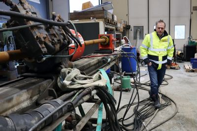 Roger Søyland fikk ideen til en ny type oppdrettsanlegg da han boret i det som skal bli Stad skipstunnel. Her er han med boremaskinen.