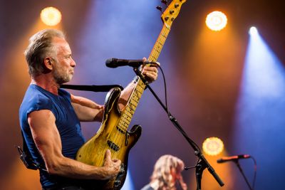 Britisk/amerikanske Sting under en konsert i sommer på jazzfestivalen Montreux  i Sveits. Microsoft bladde opp en ukjent sum for at 50 av selskapets topper skulle kose seg i Davos i forrige uke. Dagen etter kom nyheten om at selskapet kuttet 10.000 ansatte.