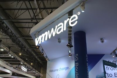 VMware har lappet sikkerhetshull i to av selskapets produkter. Bildet er fra selskapets stand under Mobile World Congress 2022.