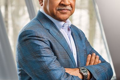 Kutter: Arvind Krishna, CEO og styreformann i IBM, skal si opp nesten 4000 ansatte.
