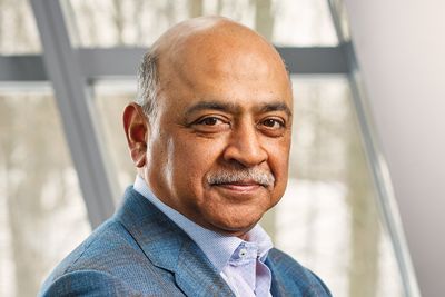 Kutter: Arvind Krishna, CEO og styreformann i IBM, skal si opp nesten 4000 ansatte.