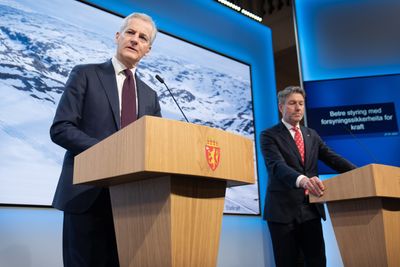 – Vi skal holde igjen mer vann ved utsikt til knapphet på vann, sier statsminister Jonas Gahr Støre og olje- og energiminister Terje Aasland (Ap). 