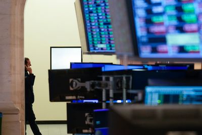 En mann snakker i telefonen på meglergulvet under kaoset på New York Stock Exchange tirsdag denne uken.