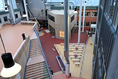 Den gamle, gruslagte Borggården er blitt inneareal med transparent seildukstak.