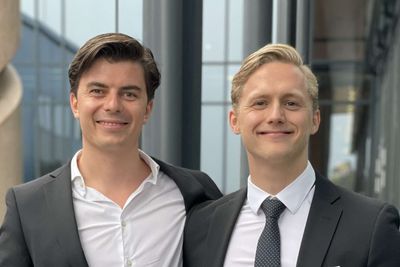 Martin Eileraas (t.v) og Jarl Andreassen gikk rett i fast jobb etter å ha fullført mastergraden i cybersikkerhet og ledelse.