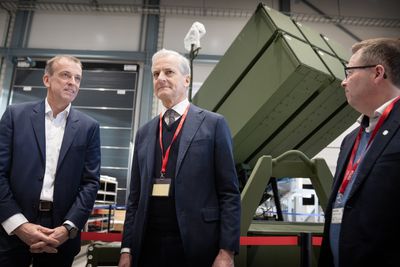Statsminister Jonas Gahr Støre og forsvarsminister Bjørn Arild Gram (til høyre) besøkte mandag Kongsberg Defence & Aerospace. Til venstre direktør Eirik Lie.