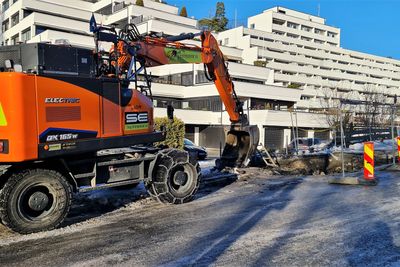 Strømmen til den elektriske gravemaskinen kommer fra en brenselcelle som står på selve anleggsplassen.