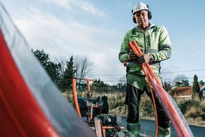 Det er store forskjeller mellom fylkene på hvor mange bygninger som mangler bredbåndsplaner, og hvor stor bredbåndsstøtte fylkene får sammenlignet med hvor mange slike bygninger de har.