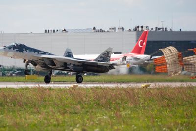 Sukhoi Su-57 lander under flyshowet MAKS utenfor Moskva i 2019 med et tyrkisk presidentfly parkert i bakgrunnen. Dette Airbus A319-flyet ble senere gitt videre til Albania etter at Recep Tayyip Erdogan fikk et Boeing 747-8I fra Qatar.