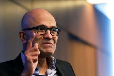 Microsoft-sjef Satya Nadella. Selskapet har akkurat inngått milliardkontrakt med ChatGPT, og advarer samtidig sine ansatte om chatroboten.