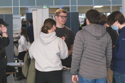 Studentene ved NTNU i Gjøvik på en av sine karrieredager. Linjeforeningen for IT-studentene har ikke merket noe til nedgangstider.