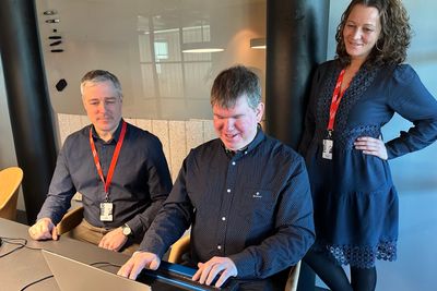 Jostein Stenevik viser teamleder Ingvar Hagelund (t.v.) og Margrethe Monsen, direktør i Redpill Linpro Norge, hvordan han jobber. 
