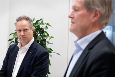 Samferdselsminister Jon-Ivar Nygård (t.v.) kan starte oppryddingen med å skifte ut sitt eget styre i Bane Nor, skriver TU-redaktøren. Til høyre: Cato Hellesjø, styreleder i Bane Nor.