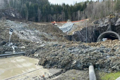 Skredet som gikk over E6 4. mai 2022 ble utløst av anleggsarbeid i forbindelse med byggingen av ny, firefelts motorvei mellom Ranheim og Værnes. Stavsjøfjelltunnelen (t.h.) skal utvides med ett løp. Bildet er fra dagen skredet gikk. 