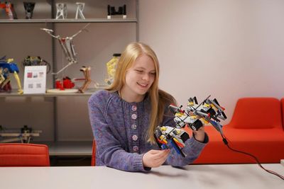 Emma Stensby Norstein bygger robotprototyper av lego for å sjekke at algoritmene fungerer i virkeligheten. 
