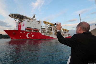 Tyrkias president Recep Tayyip Erdoğan vinker til boreskipet Fatih som oppdaget det enorme Sakarya-gassfeltet i Svartehavet.