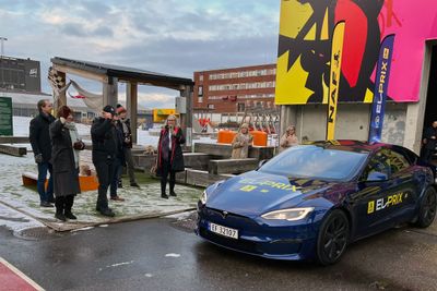 En Tesla Model S vinkes av gårde i Nafs siste rekkeviddetest.