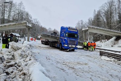 En kranbil kolliderte med en gangbro på E16 ved Sollihøgda i Bærum forrige uke. 