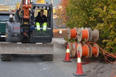 Viken Fiber har inngått en avtale med Netel på totalt opptil 300 millioner kroner. Her illustrert ved en fiberlegging ved en tidligere anledning. 